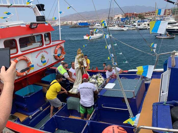 La Virgen del Carmen, en el momento de ser embarcada en el Paquita Pérez (Foto TA)